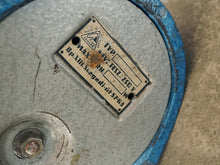 画像をギャラリービューアに読み込む, ハンガリーデザイン 青いテーブルランプ バウハウスデザイン家具 Marianne Brandt マリアンネブラントの照明の裏面にあるメタルタグ