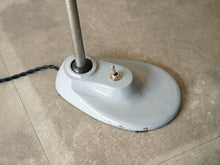 画像をギャラリービューアに読み込む, ハンガリー製のテーブルランプ 東欧インテリア グレーの土台に点灯スイッチ