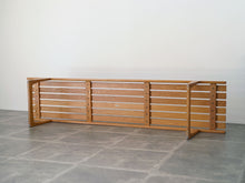 画像をギャラリービューアに読み込む, Yngvar Sandström Tokyo illumsBolighus 北欧デザインの木のベンチの裏面