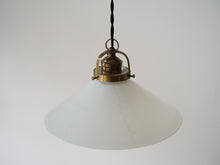 画像をギャラリービューアに読み込む, デンマークデザインのペンダントライト ガラスと真鍮のライト シーリングライト 北欧ビンテージ 吊り下げライト