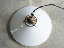 画像をギャラリービューアに読み込む, デンマークデザインのペンダントライト ガラスと真鍮のライト シーリングライト 北欧ビンテージ 吊り下げライト 上から見た様子