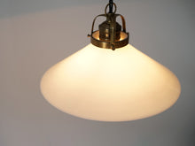 画像をギャラリービューアに読み込む, デンマークデザインのペンダントライト ガラスと真鍮のライト シーリングライト 北欧ビンテージ 吊り下げライト シェードはオーパールガラス製