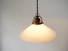 画像をギャラリービューアに読み込む, デンマークデザインのペンダントライト ガラスと真鍮のライト シーリングライト 北欧ビンテージ 吊り下げライト 点灯イメージ