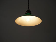 画像をギャラリービューアに読み込む, デンマークデザインのペンダントランプ アンティークな吊り下げ照明 シーリングライト 点灯したシェード内部