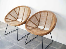 画像をギャラリービューアに読み込む, ヴィンテージのラタンチェア(籐)を2脚並べた様子