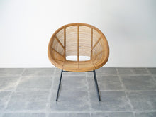 画像をギャラリービューアに読み込む, ラタン(籐)のヴィンテージチェアの上から