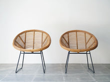 画像をギャラリービューアに読み込む, ラタン(籐)のヴィンテージチェア2脚並べた様子