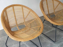 画像をギャラリービューアに読み込む, ヴィンテージのラタンチェア(籐)を2脚並べた様子