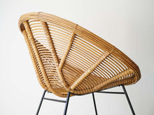 画像をギャラリービューアに読み込む, ヴィンテージのラタンチェア(籐)の横