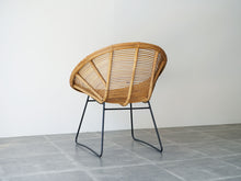 画像をギャラリービューアに読み込む, ヴィンテージのラタンチェア(籐)の背面斜め