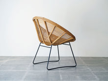 画像をギャラリービューアに読み込む, ヴィンテージのラタンチェア(籐)の後ろ姿