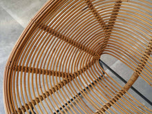 画像をギャラリービューアに読み込む, ヴィンテージのラタンチェア(籐)の曲線