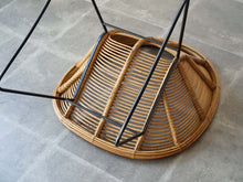 画像をギャラリービューアに読み込む, ヴィンテージのラタンチェア(籐)の裏面