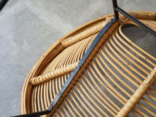 画像をギャラリービューアに読み込む, ヴィンテージのラタンチェア(籐)の裏面のフレームのマイナスネジ