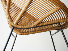 画像をギャラリービューアに読み込む, ヴィンテージのラタンチェア(籐)の黒い金属フレーム