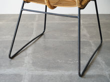 画像をギャラリービューアに読み込む, ヴィンテージのラタンチェア(籐)の黒い脚