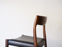 画像をギャラリービューアに読み込む, Niels O. Møller Model 77 JLモラーのローズウッドと黒革のダイニングチェア77の背もたれ