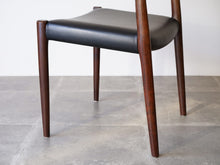 画像をギャラリービューアに読み込む, Niels O. Møller Model 77 JLモラーのローズウッドと黒革のダイニングチェア77の脚