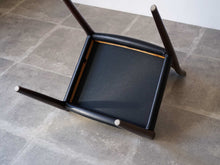 画像をギャラリービューアに読み込む, Niels O. Møller Model 77 JLモラーのローズウッドと黒革のダイニングチェア77の裏面