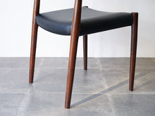 画像をギャラリービューアに読み込む, Niels O. Møller Model 77 JLモラーのローズウッドと黒革のダイニングチェア77の後脚