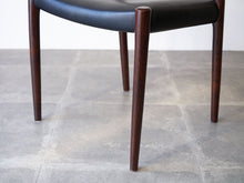 画像をギャラリービューアに読み込む, Niels O. Møller Model 77 JLモラーのローズウッドと黒革のダイニングチェア77の前脚