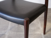 画像をギャラリービューアに読み込む, Niels O. Møller Model 77 JLモラーのローズウッドと黒革のダイニングチェア77の前脚