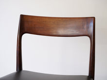画像をギャラリービューアに読み込む, Niels O. Møller Model 77 JLモラーのローズウッドと黒革のダイニングチェア77の背もたれ