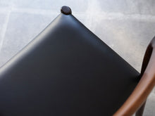 画像をギャラリービューアに読み込む, Niels O. Møller Model 77 JLモラーのローズウッドと黒革のダイニングチェア77の座面のレザー