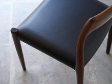 画像をギャラリービューアに読み込む, Niels O. Møller Model 77 JLモラーのローズウッドと黒革のダイニングチェア77の座面