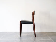 画像をギャラリービューアに読み込む, Niels O. Møller Model 77 JLモラーのローズウッドと黒革のダイニングチェア77の側面