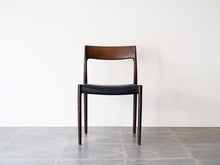 画像をギャラリービューアに読み込む, Niels O. Møller Model 77 JLモラーのローズウッドと黒革のダイニングチェア77の正面