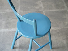 画像をギャラリービューアに読み込む, Børge Mogensen(ボーエ・モーエンセン)のFDB用青いダイニングチェアの背もたれフレーム
