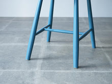 画像をギャラリービューアに読み込む, Børge Mogensen(ボーエ・モーエンセン)のFDB用青いダイニングチェアの脚先