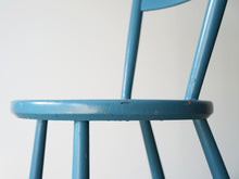 画像をギャラリービューアに読み込む, Børge Mogensen(ボーエ・モーエンセン)のFDB用青いダイニングチェアの座面横から