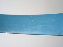 画像をギャラリービューアに読み込む, Børge Mogensen(ボーエ・モーエンセン)のFDB用青いダイニングチェアの背もたれにペンキ跡?