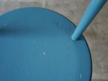 画像をギャラリービューアに読み込む, Børge Mogensen(ボーエ・モーエンセン)のFDB用青いダイニングチェアの座面に切り傷