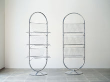 画像をギャラリービューアに読み込む, Verner Panton(ヴェルナー・パントン)のM0132ディスプレイスタンド本棚を2台置いた