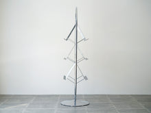 画像をギャラリービューアに読み込む, Verner Panton(ヴェルナー・パントン)のM0132ディスプレイスタンド本棚真横