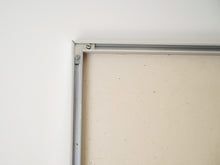 画像をギャラリービューアに読み込む, Andy Warhol(アンディ・ウォーホル)のLouisiana 1978ポスターのフレーム裏面の金具