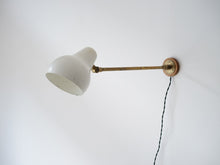 画像をギャラリービューアに読み込む, Vilhelm Lauritzenヴィルヘルム・ラウリッツェン ウォールランプ 壁掛けライト 角度調節可能 水平の角度の様子
