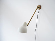 画像をギャラリービューアに読み込む, Vilhelm Lauritzenヴィルヘルム・ラウリッツェン ウォールランプ 壁掛けライト 角度調節可能 下向きの角度の様子