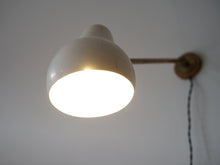 画像をギャラリービューアに読み込む, Vilhelm Lauritzenヴィルヘルム・ラウリッツェン ウォールランプ 壁掛けライト 点灯した様子