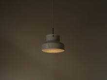 画像をギャラリービューアに読み込む, Anders Pehrson ペンダントライト 北欧 白 点灯イメージ