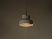 画像をギャラリービューアに読み込む, Anders Pehrson ペンダントライト 北欧 白 点灯イメージ