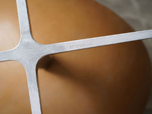 画像をギャラリービューアに読み込む, Arne Jacobsen Egg Chair アルネヤコブセンのエッグチェアのオットマン アルミニウムの脚の裏にロット番号