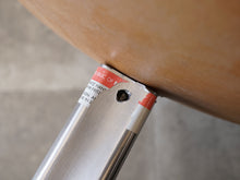 画像をギャラリービューアに読み込む, Arne Jacobsen Egg Chair アルネヤコブセンのエッグチェアのオットマン アルミニウムの脚に貼られたフリッツハンセンのラベル