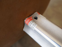 画像をギャラリービューアに読み込む, Arne Jacobsen Egg Chair アルネヤコブセンのエッグチェアのオットマン アルミニウムの脚に貼られたフリッツハンセンのラベル