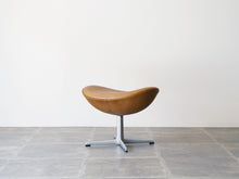 画像をギャラリービューアに読み込む, Arne Jacobsen Egg Chair アルネヤコブセンのエッグチェアのオットマン コニャック色のレザー張り