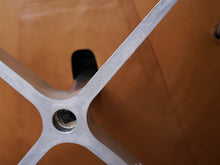 画像をギャラリービューアに読み込む, Arne Jacobsen Egg Chair アルネヤコブセンのエッグチェアの脚の裏にFritz Hansenフリッツハンセンの刻印