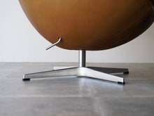 画像をギャラリービューアに読み込む, Arne Jacobsen Egg Chair アルネヤコブセンのエッグチェアのチルト機能